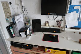 Computerskærm, tastatur, mus, computer HP, bonprinter m.m.