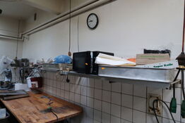 Opbevaringsreol med mikrobølgeovn, rustfri skåle, div. køkkenredskaber m.m.