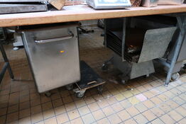 Stativ med div. Bageplader samt rustfri opbevaring