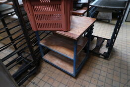 Arbejdsbord med plastikkasser