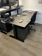 Elhævesænkebord, kontorstol, skuffedarium og fodstøtte