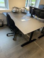 Elhævesænkebord, kontorstol, skuffedarium og fodstøtte