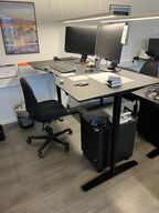 Elhævesænkebord, kontorstol, skuffedarium og fodstøtte