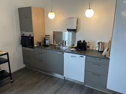 Alt indhold i skuffer og skabe