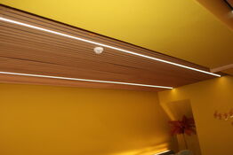 Akustikpaneler i loft med LED-Lys