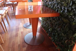 Cafébord i massiv eg (malet)