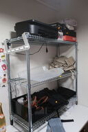 Reol med printer, div. Forklæder m.m.