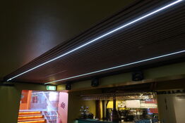 Akustikpaneler i loft med LED-Lys