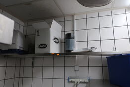 Rustfri stålhylde med indhold