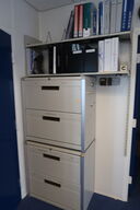 2 stk. skabe samt vægreoler