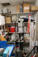 Reol med kontorartikler, lamper, glasophæng m.m.