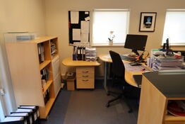 El. hæve/sænke skrivebord, computerskærm, computer, kontorstol m.m.