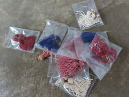 50 stk øreringer i assoterede farver