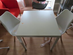 Spisebord og to stole