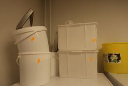 Diverse bakker med indhold