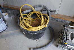 Spand med vandslange samt støvsugerslange