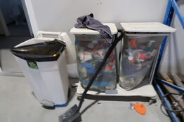 3 stk. skraldespande med indhold