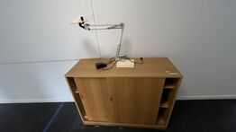Skab med skydelåge + Lampe