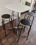 Højt Cafe bord med 4 Skamler