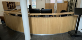 Receptionsdisk i træ