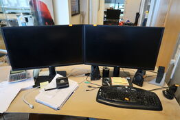 2 stk. computerskærme LG 27UD58P-8, tastatur, mus, højtalere m.m.