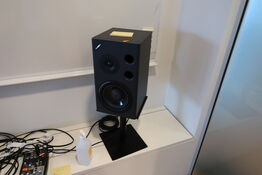 2 stk. højtalere ALESIS M1 Active på podier