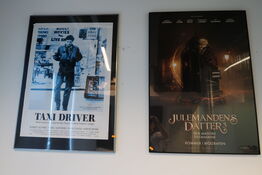 2 stk. indrammede plakater