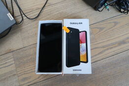 Smartphone SAMSUNG GALAXY A14 samt 2 stk. højtalere