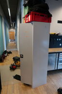 Stålskab med indhold