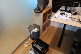 Reol, papirkurv samt kasse med indhold