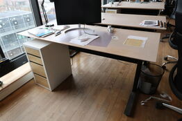 El. hæve/sænke skrivebord samt skuffemodul uden indhold