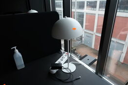 Bordlampe, computerskærm samt div. Adaptere