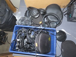 Kasse med blandede headsets, bl.a. JABRA