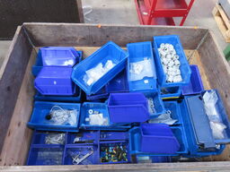 Palle med diverse sortimenskasser mv.