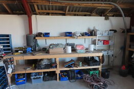 Værkstedsbord med indhold af diverse værktøj, slanger mv.
