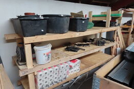 Indhold på reol af diverse papir, murerbaljer, kabeltrommel mv.