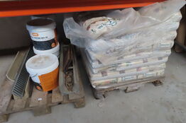 1 palle Thy perlekalk og diverse bøtter reparationasfalt mv.