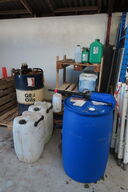 Diverse dunke med AdBlue, kølervæske mv.