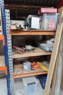 Indhold på reol af diverse lamper, varmeblæser, lysstofsrør mv.