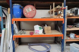 Indhold på pallereol af diverse træ, dunke, vaterpas mv.