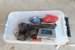 Kasse med indhold af opladere, gevindskæresæt mv.