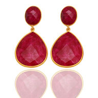 Håndfremstillet ørestikker i guldbelagt sterling sølv, fattet med større dråbeslebne og runde rubiner