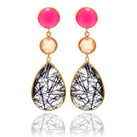 Håndfremstillet ørestikker i guldbelagt sterling sølv, fattet med dråbeslebne sorte rutile kvarts samt rubiner og fersken chalcedony