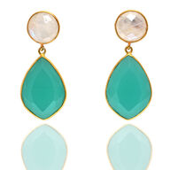 Håndfremstillet ørestikker i guldbelagt sterling sølv, fattet med større dråbeslebne grønne chalcedony samt mindre månesten