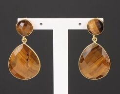 Håndfremstillet ørestikker i guldbelagt sterling sølv, fattet med dråbeslebne smokey kvarts tigerøjne
