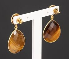 Håndfremstillet ørestikker i guldbelagt sterling sølv, fattet med dråbeslebne smokey kvarts tigerøjne.