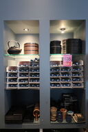 13 hylder med indhold 