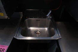 Væghængt stålvask med armatur 