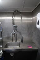 Væghængt rustfri stålbord med vask & pistol 