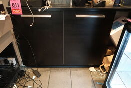 2 stk. Skabe med indhold 